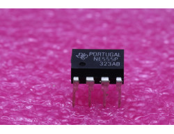 timer NE555P traversant